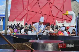 黑河马拉松秒变大型“自助餐”现场：直径5米大铁锅可炖千只大鹅，76斤熏鳇鱼、烤全羊免费吃图片