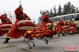 （新春走基层）山西晋城上演“元宵狂欢”：赛博舞狮 花样民俗 国潮灯会图片