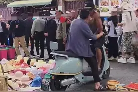 大理男子马路上摆摊被车轧到货物，持喇叭喊话索赔？镇政府：将核查图片