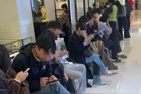 金价飙升，杭州部分门店却大排长龙，有人一口气花20万买金图片