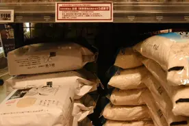 日本游客到韩国多了一项任务：买米图片