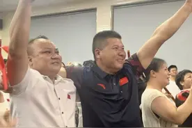 特写｜相拥喜极而泣的父母和启蒙教练图片