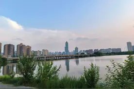 武汉一城中湖引导市民规范钓鱼，钓友：愿意“规规矩矩”地玩，不但维护环境还更加安全图片