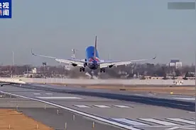 惊险！美国一机场险些再出相撞事故，客机降落时一公务机突然横穿跑道！视频曝光图片