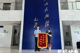 南京一男子玩手机误闯女浴室，女子惊吓报警！男子主动补偿600元图片