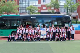 “安全巴士”开进校园，警民携手护航“花骨朵儿”安全出行图片
