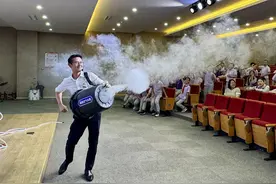 超导磁悬浮、神奇力学、空气炮……大学教师送来神奇“魔术课堂”图片