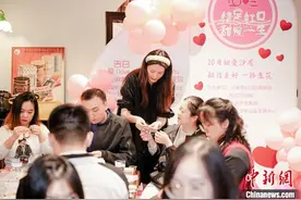 资深恩爱夫妻传授“爱情保鲜秘诀” “甜爱沙龙”助青年钟爱一生图片