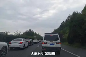 G76厦蓉高速龙里段发生交通事故致4-5公里拥堵图片