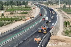 新疆重点交通项目建设热火朝天图片