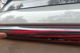 蔚来新车不到一年尾灯两度开裂！售后：化学品腐蚀拒保；消费者：不可能图片