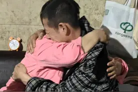 弟弟15岁时怄气出走31年，再见时姐姐哭晕在认亲现场：会实现弟弟的心愿图片