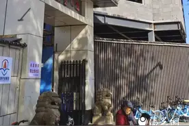 西安南郊西八里村违建工地存安全隐患图片