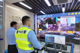 国庆首日外滩等区域迎大客流，黄浦这样守护市民游客平安→图片