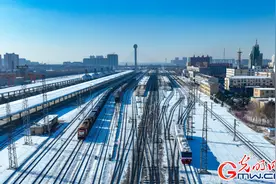 探伤车“开足马力”沈铁保障旅客出行安全图片