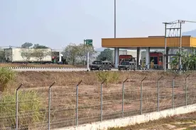 实拍泰国对泰缅边境的缅甸地区断电第一晚：妙瓦底一处一片漆黑图片