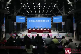 确定了！和平精英2025全国大赛城市选拔赛、电竞文化嘉年华落地天桥图片