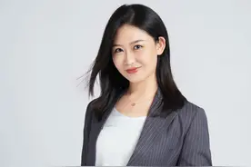 深圳女生毕业后回高中母校任教 十年后获市“年度教师”称号图片