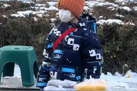 父亲带厌学小朋友零下十几度体验摆摊做生意，路人：不买，不能让他尝到甜头图片