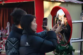 信号山下 怡堡小镇冬日市集成为青岛老城又一热门打卡地图片