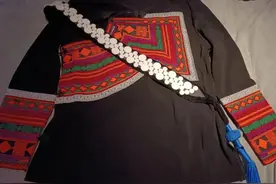 拿到人生第一笔工资，彝族女孩为他买了个礼物……图片