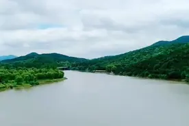 济南雪野水库紧急应对强降雨开闸泄洪保安全，调洪放水量800余万立方米图片