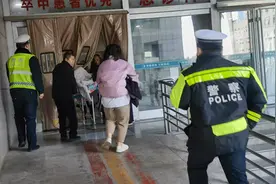 警民同心！惠民交警争分夺秒护送高烧昏迷的幼童就医图片