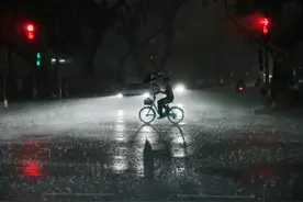 图集 | 暴雨倾盆，广州白昼如夜图片
