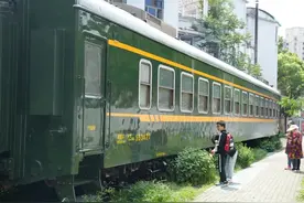 “彩虹花街”氛围感拉满，绿皮火车带你秒回上世纪图片