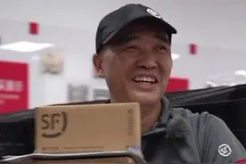 大多数丨在50岁快递老哥身上，我看到了打工人的快乐图片