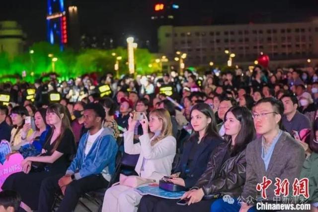 人这一辈子，一定要来天津听一场桥边音乐会！