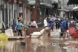 对话放弃龙舟赛回乡抗洪抢险的湖南沅陵鼓手：不能失去亲人图片