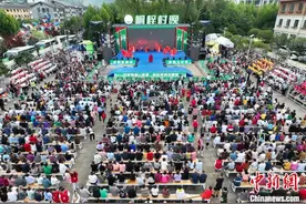 （走进中国乡村）“村晚”让贵州避暑山村“热”起来图片