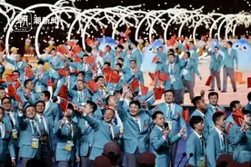 中国代表团入场引发全场欢呼图片