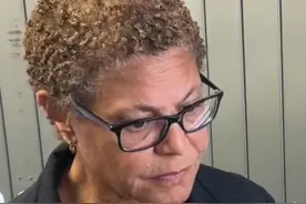 洛杉矶市长回国在机场遭记者追问 全程不回应图片