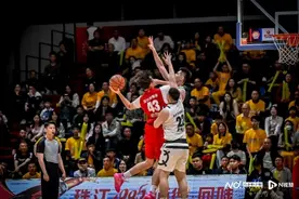 2025广东省男篮联赛韶关开幕，胡明轩徐杰杜润旺到场助威图片