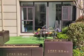 大众网快快帮|一楼业主窗改门？占用小区公共空间？争议不断，究竟谁对谁错？图片