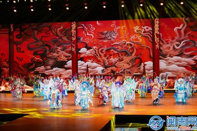 2025海丝泉州非遗时尚秀上演 千年非遗邂逅现代时尚