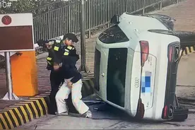 小客车撞上防撞岛侧翻，收费站员工火速救援图片