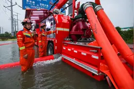 淮安突降暴雨，消防支队全力做好防汛排涝！图片