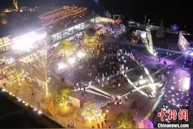 广西山区小县南丹5000民众跨年狂欢 民众围炉煮茶迎新年图片