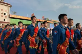 乘坐大国重器“鲲鹏”去上学 ：“雏鹰”少年们的蓝天梦图片