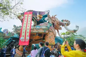 “百家兴龙大巡游”、特别主题烟花秀、美人鱼表演……珠海@游客来“过大年”图片