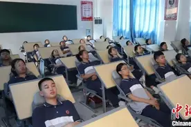 江西多地有序推进“可躺式”课桌椅进校园工作图片