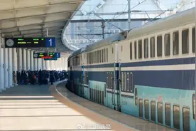 双层列车限时回归图片