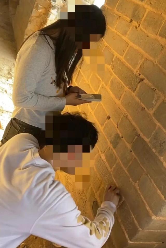 女子在八达岭长城刻字,被劝后仍不停,警方回应