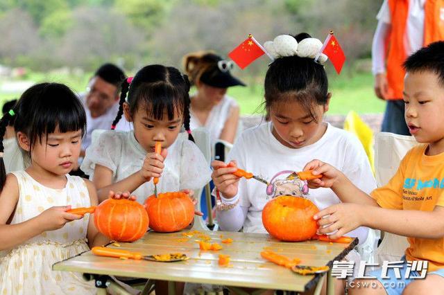 组图｜快乐拉满！长沙园林生态园内，南瓜雕塑稻草人恐龙都来了