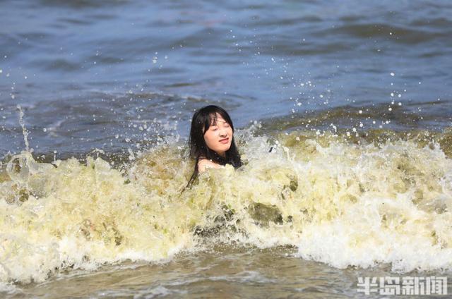 洗海澡避暑纳凉