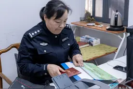 便民服务零距离 送证上门暖人心图片