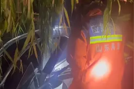 轿车凌晨撞树司机被困，即墨消防10分钟完成解救图片